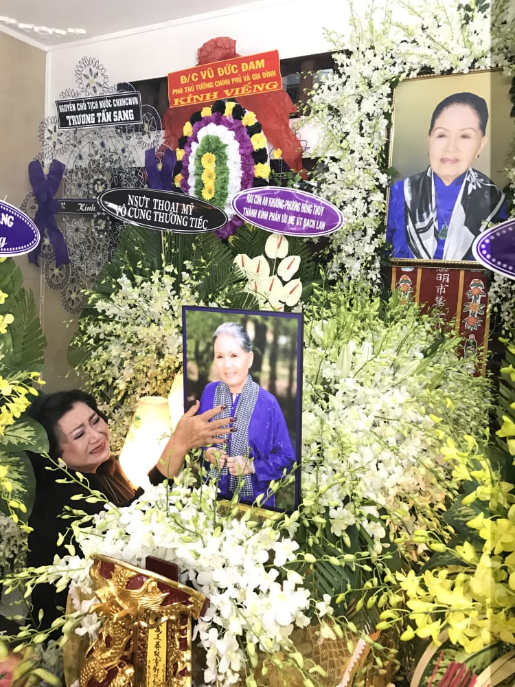 Tiễn đưa "sầu nữ" Út Bạch Lan về nơi an nghỉ cuối cùng 2 Tiễn đưa sầu nữ Út Bạch Lan về nơi an nghỉ cuối cùng - Ảnh 1